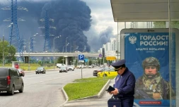 De la fumée noire s'élève au-dessus de la raffinerie de pétrole russe de Gazprom Neft, située dans la banlieue sud-est de Moscou, le 18 juin 2026. L'Ukraine a mené tot le 18 juin une attaque de drones "de grande envergure" contre Moscou, plusieurs d'entre eux ayant atteint une raffinerie de pétrole, a déclaré le maire de la ville, Sergueï Sobianine.