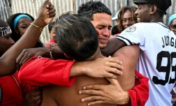 Le Cubain Marlon Brando Diaz, condamné à dix-huit de prison, embrasse ses proches après sa libération, le 16 janvier 2025 à La Havane 