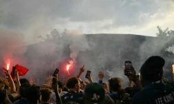 Des supporters du Paris Saint-Germain se rassemblent devant le Parc des Princes à Paris avant la finale de la Ligue des Champions entre le PSG et l'Inter Milan jouée à Munich (Allemagne) le 31 mai 2025.
