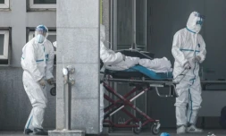 Un patient transporté sur un brancard à l'hôpital Jinyintan de Wuhan (Chine) le 18 janvier 2020