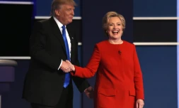 La candidate démocrate Hillary Clinton et son rival républicain Donald Trump à l'issue du premier débat télévisé, le 26 septembre 2016 à New York