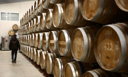 Des fûts de cognac dans une cave à Jarnac-Champagne, le 20 mars 2025