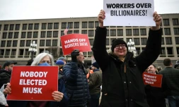  Des manifestants brandissent des pancartes lors d'une protestation contre le président américain Donald Trump et le Doge, la commission confiée à Elon Musk, devant le ministère américain du Travail près du Capitole à Washington le 5 février 2025  