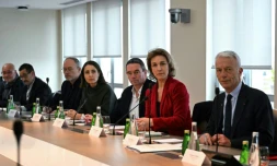 Réunion du Premier ministre François Bayrou avec les organisations syndicales et patronales sur le dossier des retraites, avec Sophie Binet, la secrétaire générale de la CGT (4e à partir de la gauche), Yvan Ricordeau (CFDT), Marylise Léon, la secrétaire générale de la CFDT, Patrick Martin, président du Medef, Paris, le 17 janvier 2025
