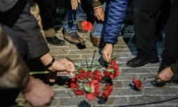 Des fleurs déposées le 12 janvier 2016 dans le quartier de Sultanahmet à Istanbul où un attentat a fait 10 morts