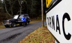 Des gendarmes sur une route menant à Tarnac, en Corrèze, le 11 novembre 2008