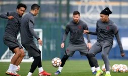 Les parisiens Marquinhos, Angel Di Maria, Lionel Messi et Kylian Mbappé  lors d'une séance d'entraînement de veille de match au Camp des Loges à l'ouest de Paris, le 18 octobre 2021 