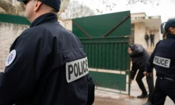 Des policiers devant l'école juive "La Source" à Marseille le 11 janvier 2016