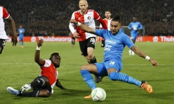 Le défenseur de Feyenoord Lutsharel Geertruida (g) tacle l'attaquant de Marseille Dimitri Payet en demi-finale aller de Ligue Europa Conférence, le 28 avril 2022 à Rotterdam 