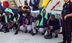 Des migrants débarquent à Lampedusa en Sicile du bateau Sea Watch 3, sur une image extraite d'une vidéo diffusée le 29 juin 2019
