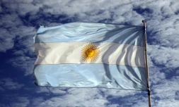 Le drapeau argentin flottant à Los Glaciares, dans la province de Santa Cruz, dans le sud de l'Argentine, le 18 mars 2014