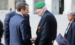 Le président français Emmanuel Macron salue Hubert Germain, l'un des quatre derniers compagnons de la Libération, le 22 septembre 2017 à Paris