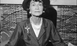 Coco Chanel dans les années 1960, fondatrice de la maison de haute couture, à bord d'un avion à Paris