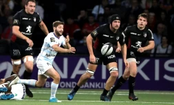 Teddy Iribaren (g) du Racing 92 passe le ballon lors du match face au Stade Toulousain à la U Arena, le 22 décembre 2017