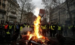 Une barricade enflammée lors de la mobilisation des "gilets jaunes" à Paris, le 8 décembre 2018