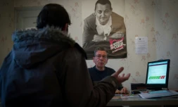 Inscription d'une bénéficiaire aux "Resto du Coeur" à la veille du lancement de la 32e campagne d'hiver, le 21 novembre 2016 à Tours