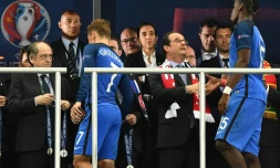 Noël Le Graet et Fançois Hollande saluent Antoine Griezmann et Paul Pogba dans la tribune du Stade de France, à l'issue de la finale de l'Euro-2016, le 10 juillet 2016 à Saint-Denis