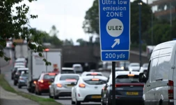 Un panneau signale une zone ULEZ (ultra low emission zone) prĂšs de Hanger Lane, dans l'ouest de londres, le 22 juillet 2023