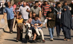 Des familles palestiniennes fuient la ville de Gaza et d'autres parties du nord de Gaza vers les zones méridionales, au moment où s'intensifient les combats entre Israël et le Hamas palestinien, le 10 novembre 2023