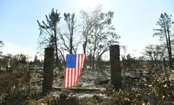 Un drapeau américain flotte sur les ruines d'une maison dévorée par les flammes à Santa Rosa, en Californie, le 12 octobre 2017