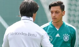 Le sélectionneur allemand Joachim Löw et le milieu de terrain Mesut Özil discutent lors d'un entraînement, le 13 juin 2018 à Vatutinki près de Moscou