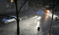 Un conducteur sous une pluie battante à Paris le 9 juillet 2017