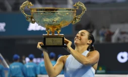 La Française Carolinr Garcia soulève son trophée après sa victoire face à la Roumaine Simona Halep en finale du tournoi de Pékin, le 8 octobre 2017
