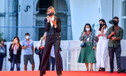 L'actrice Anna Foglietta, mâitresse de cérémonie de la Mostra de Venise, pose sur le tapis rouge le 1er septembre 2020