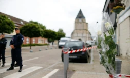 Des fleurs ont Ă©tĂ© dĂ©posĂ©es devant l'Ă©glise oĂč le pĂšre Jacques Hamel a Ă©tĂ© Ă©gorgĂ©, le 27 juillet 2016