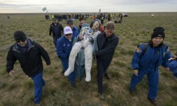 Cette photo fournie par la Nasa montre l'astronaute américain Don Pettit transporté pour des examens médicaux juste après qu'il a atterri avec les cosmonautes russes Alexeï Ovchinin et Ivan Vagner à bord de leur vaisseau Soyouz MS-26 au Kazakhstan le 20 avril 2025