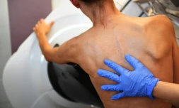 Une femme passe une mammographie dans le cadre du dépistage du cancer du sein, le 9 octobre 2017 à Marseille