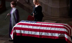La fille du sénateur américain John McCain, Meghan, passe devant le cercueil de son père lors des funérailles nationales à la cathédrale de Washington, le 1er septembre 2018
