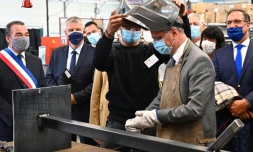 Le ministre de l'Education nationale, Jean-Michel Blanquer, visite un atelier de soudure du lycée professionnel Pierre et Marie Curie de Château-Gontier (Mayenne) le 31 août 2020