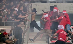 Des supporters de Nice (g) et de Cologne s'affrontent avant le coup d'envoi du match de Ligue Europa Conférence, le 8 septembre 2022 à Nice 