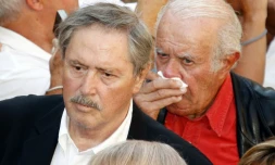 L'acteur Victor Lanoux (G), en compagnie de l'acteur Jacques Balutin, quitte le 11 septembre 2009 l'église Saint-Pierre-Saint-Paul à Roquebrune-sur-Argens, à l'issue des obsèques religieuses du comédien et humoriste Sim