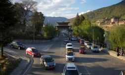 Des voitures dans un bouchon Ă Thimphou, la capitale du Bhoutan, le 19 avril 2019.
