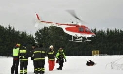 Les secours italiens le 20 janvier 2017 à Penne d'où ils s'apprêtent à rejoindre Farindola où un hôtel a été dévasté par une avalanche