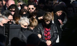 Des personnes se recueillent devant la mairie de Saint-Féliu-d'Avall le 17 décembre 2017