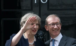 La Première ministre britannique et son mari Philip John devant le 10 Downing Street le 13 juillet 206 à Londres