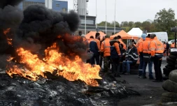 Des salariés d'Ascoval manifestent devant l'entrée de l'usine, à Saint-Saulve (Nord), le 29 octobre 2018