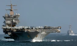 Photo diffusée sur le site web de l'US Navy, le 8 octobre 2016, du porte-avions USS Enterprise et du destroyer USS Nitze (d)dans les environs du Golfe d'Aden