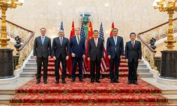 Le Représentant américain au Commerce Jamieson Greer, le secrétaire d'Etat au Commerce Howard Lutnick, le secrétaire au Trésor Scott Bessent posent avec le vice-Premier ministre chinois He Lifeng, le ministre du Commerce Wang Wentao, et le représentant au Commerce international Li Chenggang à Londres