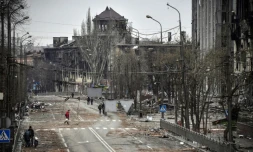 Des personnes marchent dans une avenue de Mariupol, le 12 avril 2022, lors d'un voyage de presse organisé par l'armée russe
