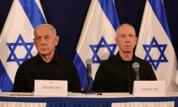 Le Premier ministre israélien Benjamin Netanyahu (G) et le ministre de la Défense Yoav Gallant assistent à une conférence de presse dans la base militaire de Kirya à Tel Aviv, le 28 octobre 2023
