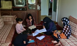 Malahat Haidari(d), sa soeur Adeeba (c) et leurs deux jeunes soeurs étudient chez elles avec leur mÚre, le 24 mars 2022 à Kaboul, au lendemain de la fermeture par les talibans des écoles secondaires pour les filles