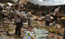 Des Syriens au milieu des décombres après des tirs attribués à des rebelles le 4 juin 2016 à al-Midan dans la banlieue d'Alep