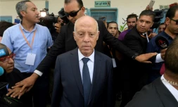 Le candidat à la présidentielle  Kaïs Saied quitte le bureau de vote après avoir déposé son bulletin dans l'urne, lors du second tour, le 13 octobre 2019 à Tunis