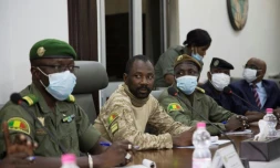 Le colonel Assimi GoĂŻta (sans masque) Ă la tĂȘte de la junte militaire, Ă Bamako le 22 aoĂ»t 2020