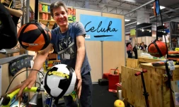 Jean-Baptiste Cortet présente son invention "le porte-ballon Celuka" au concours Lépine, le 3 mai 2018 à Paris