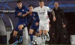 L'entraîneur du Real Zinédine Zidane suit attentivement le duel entre Toni Kroos et le milieu de Chelsea Kai Havertz au stade Alfredo di Stefano, le 27 avril 2021 